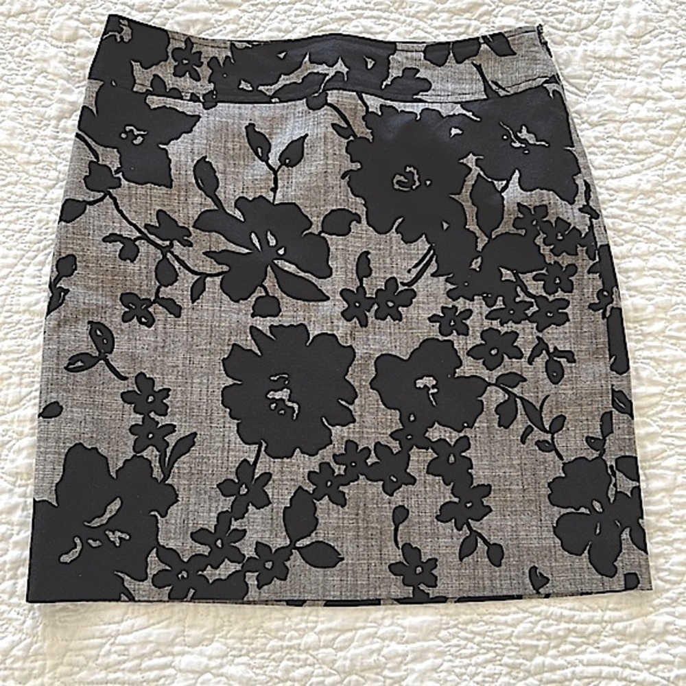 EUC Ann Taylor floral skirt - size 4P
